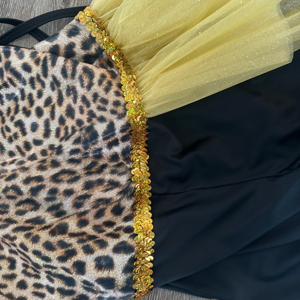 Custom-made /leopard top with black shorts and tutu girls 6 Dance Costume. 💃 - Picture 4 of 6
